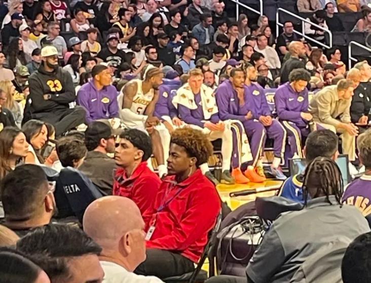 7月受伤却打高尔夫？詹姆斯坐骨神经痛的“神操作”引爆质疑