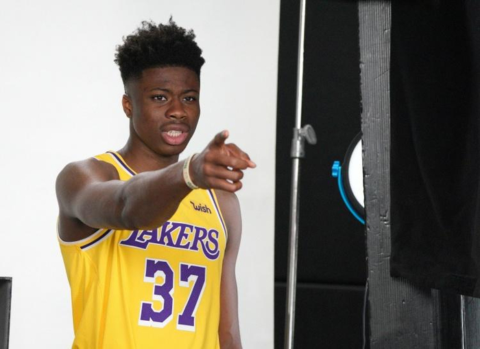 NBA首例！阿德托昆博三兄弟同队，雄鹿又玩家庭牌