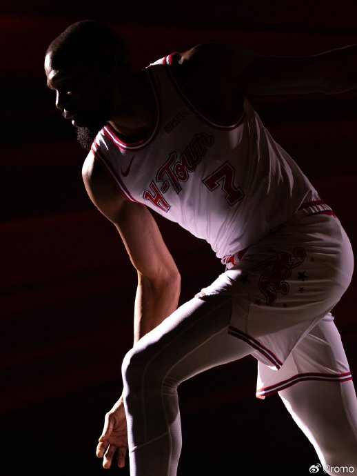 火箭白色球衣亮相，帅还是装？粉丝分裂炸锅！