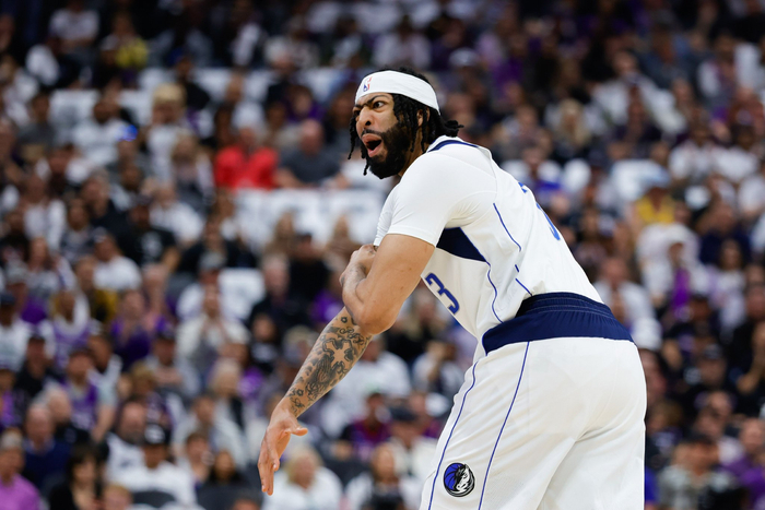 独行侠三状元比“一”手势，浓眉暗搓搓嘲讽两位没冠军