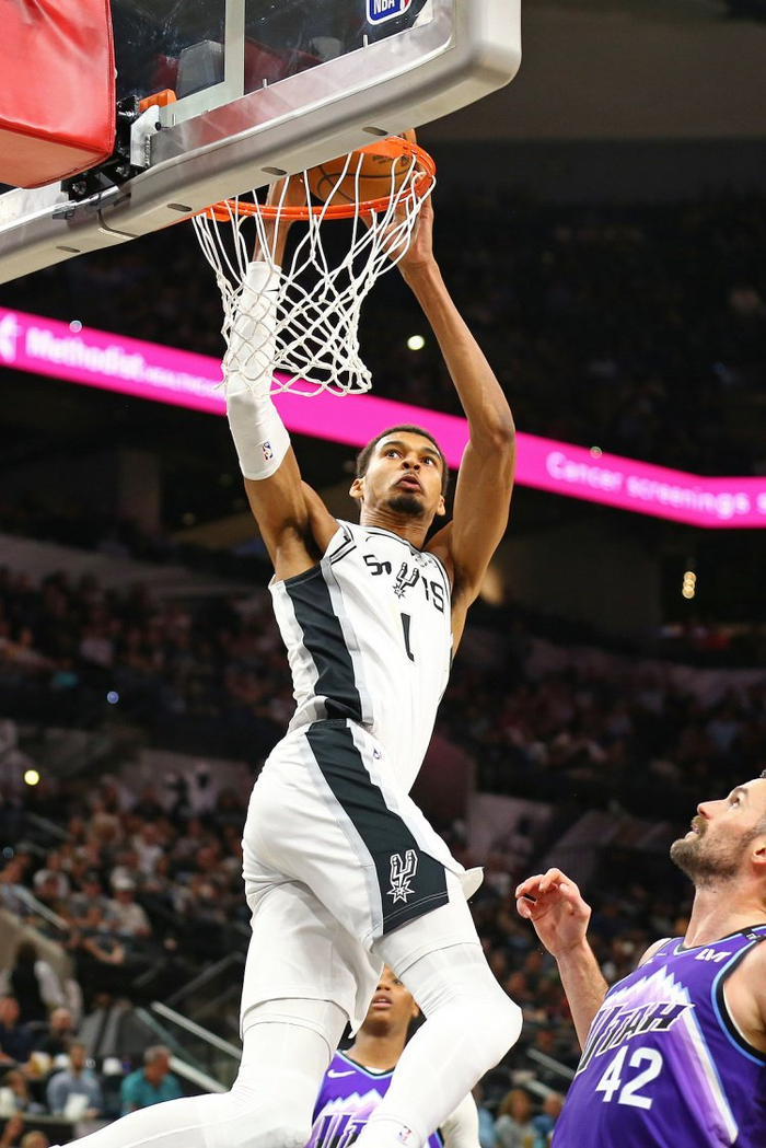 文班亚马7失误难挡锋芒，马刺季前赛124-108大胜步行者