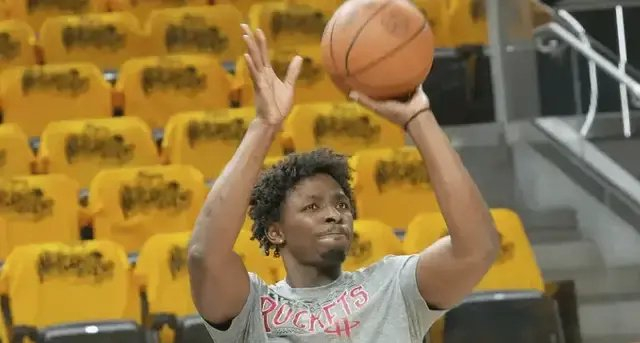 泰特2年半半条腿打出火箭新队魂，能打1到4号位，20年首发如今年薪300万