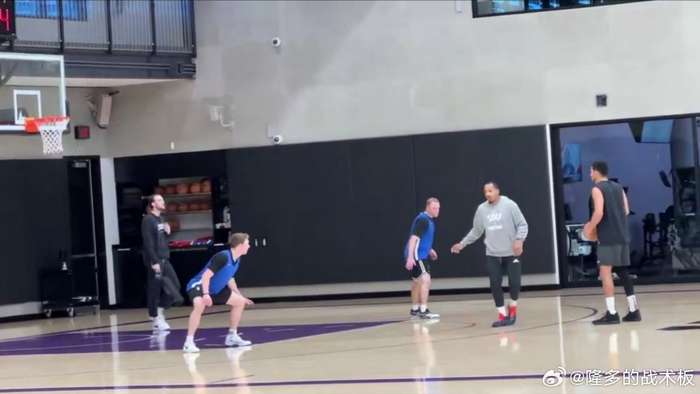 布克放弃休息硬练，太阳返美后14小时飞行谁还没点状态？