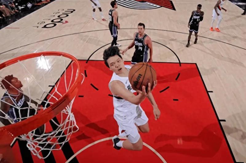 杨瀚森17分钟狂砍16分！新秀逆袭开拓者，NBA舞台不可小觑