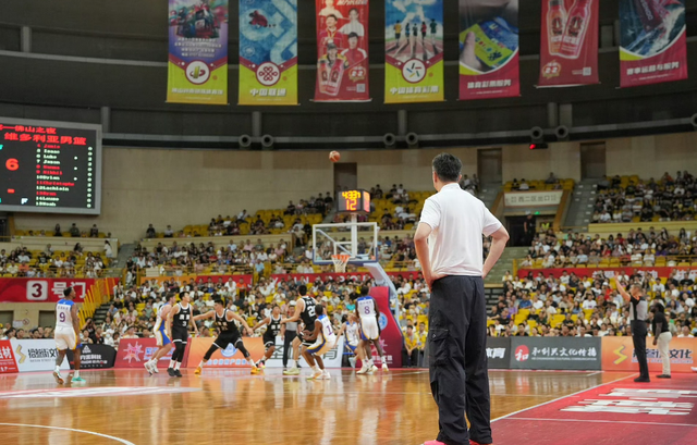 101比73大胜！杜锋16人阵容磨合，焦泊乔成内线亮点，李炎哲首秀生疏尴尬