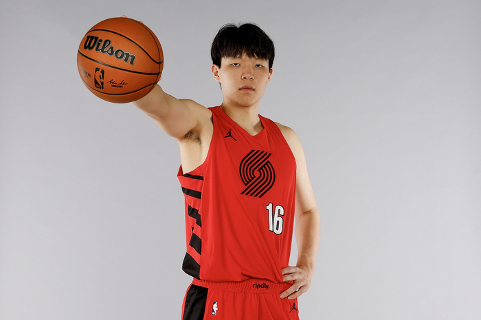 16顺位爆冷！杨瀚森亮相NBA，开拓者扔掉艾顿真有戏？
