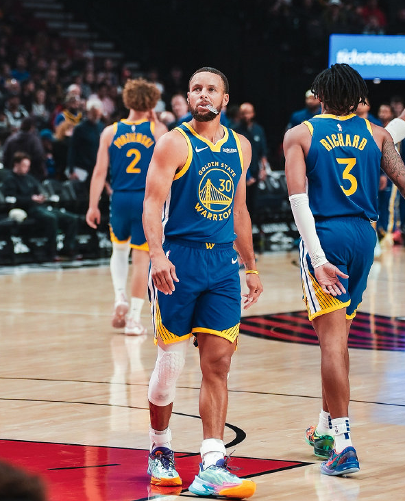 季前赛第二次被逆转！开拓者防库里防出戏，杨瀚森能否扛起未来？