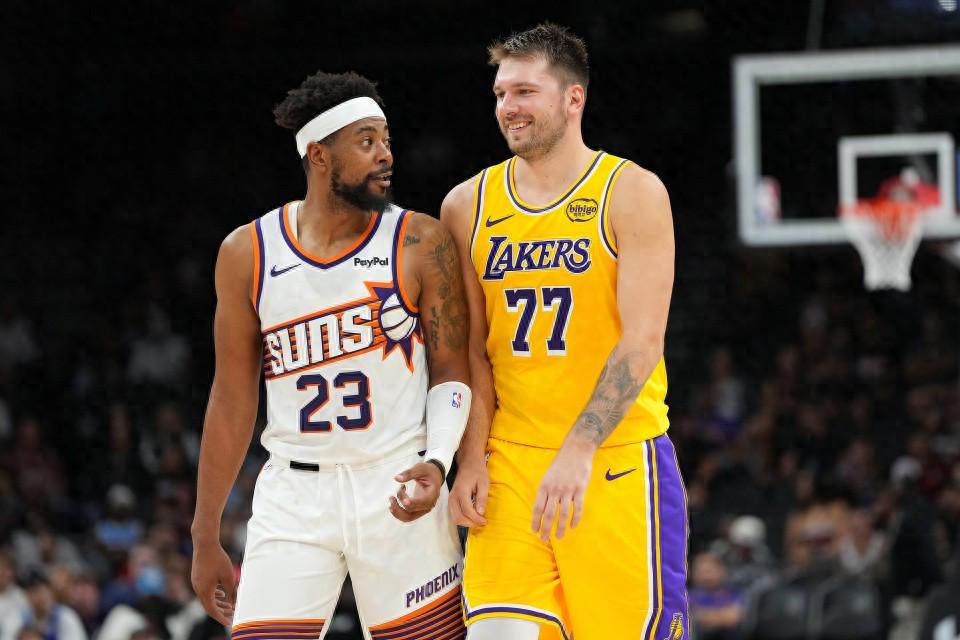 10分领先崩盘！湖人第三节断崖式下滑，太阳残阵逆转获胜