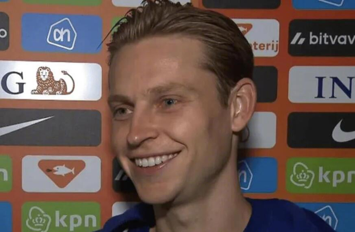 5亿欧解约金!德容续约巴萨却被范巴斯滕怒炮“踢球像邮差”