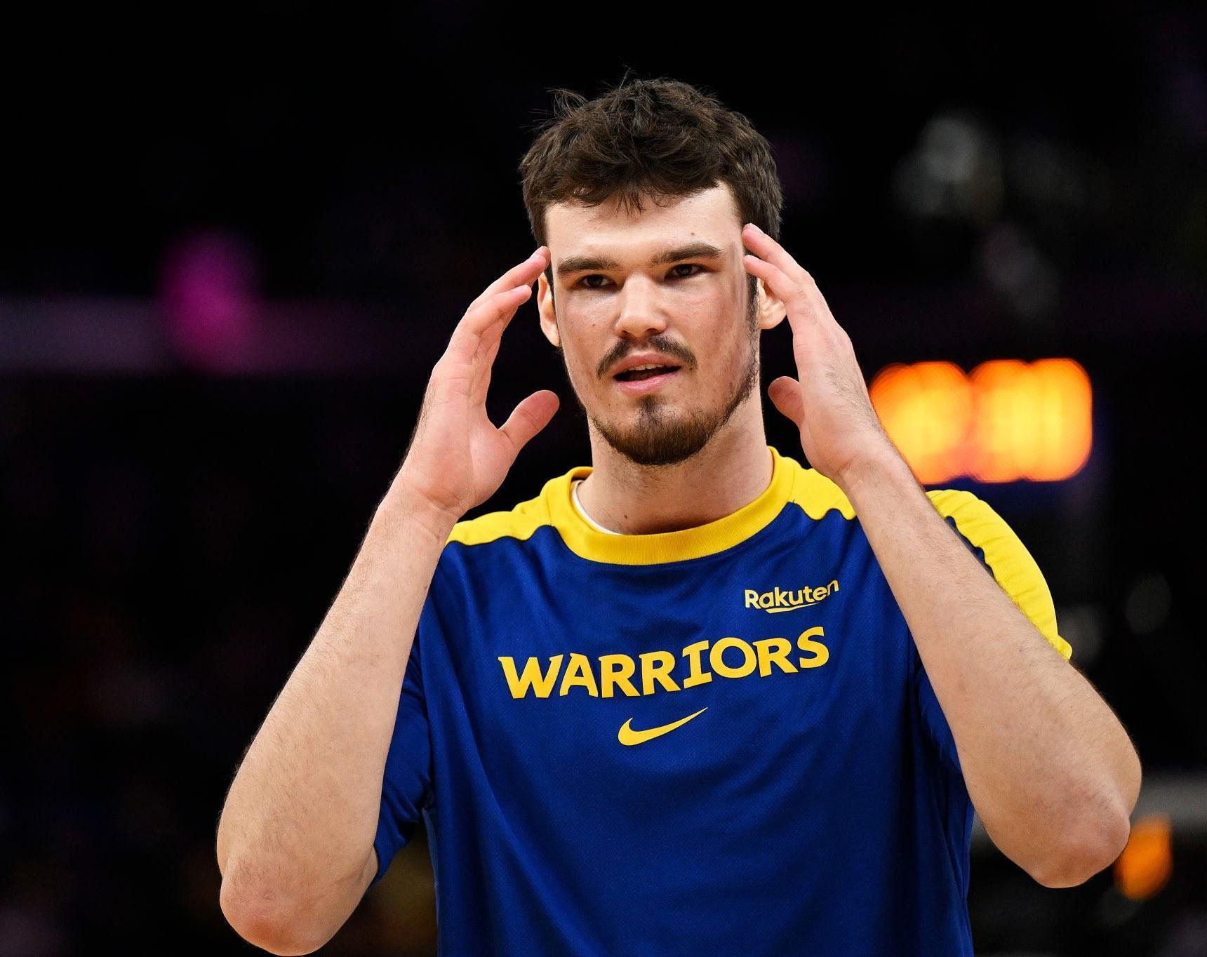 季前赛双杀开拓者！波斯特16分压制杨瀚森，勇士替补火力爆棚