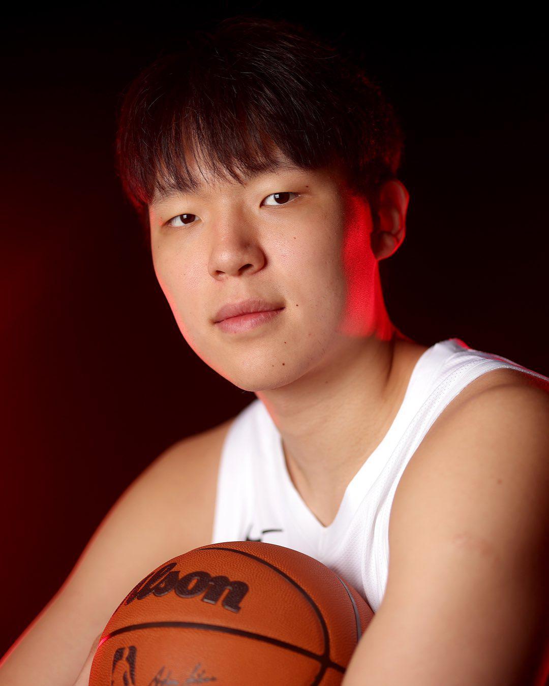 杨瀚森20分钟9分6板，NBA记者怒怼“杀手级体格”迷思