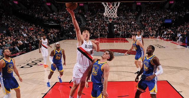 118比111！勇士半场觉醒反超开拓者，杨瀚森20分钟显锋芒