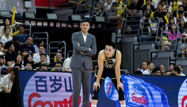 71比63险胜，美国热身揭广东男篮阵容大乱斗，杜锋头痛不已