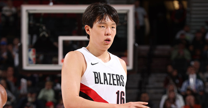 开拓者输勇士，杨瀚森中锋沟通难关还有“很长的路”