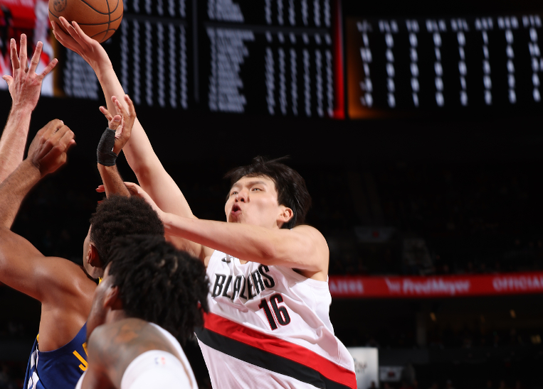 开拓者季前赛告负 杨瀚森20分钟9+6显潜力但缺致命武器