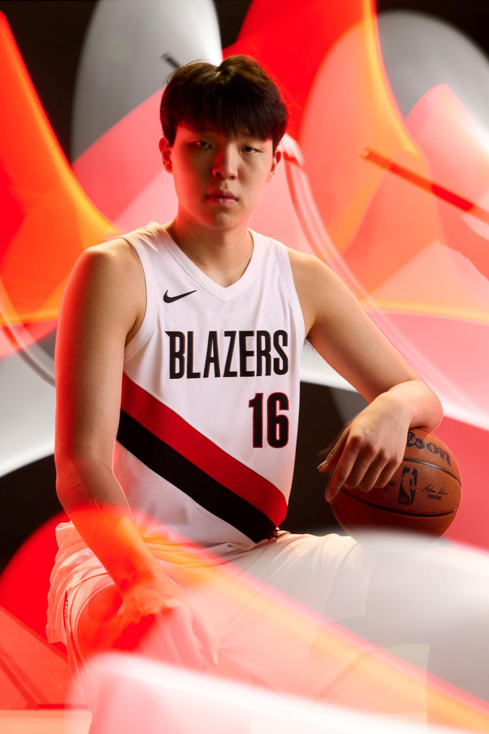 杨瀚森20分钟9分6篮板!季前赛争气反弹,勇士苦主也得敬他三分