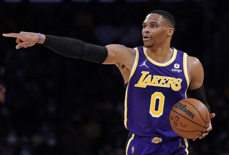 威少无球可打，湖人背锅？贝弗利一句话引爆争议