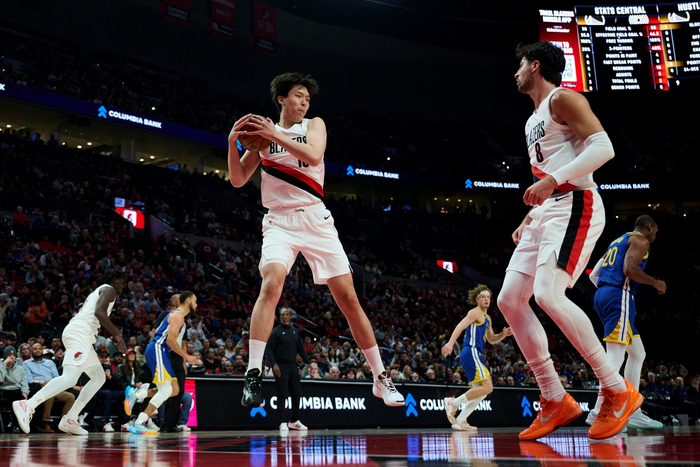 111比118惜败勇士，杨瀚森季前赛篮板创新高引爆期待