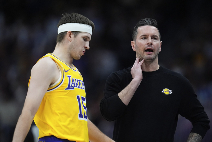 雷迪克曝湖人沟通大进步，信任成球队生命线