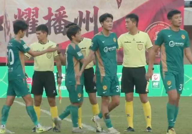 0比0成导火索，球迷疯狂投水杯！中乙赛场的尴尬一幕曝光