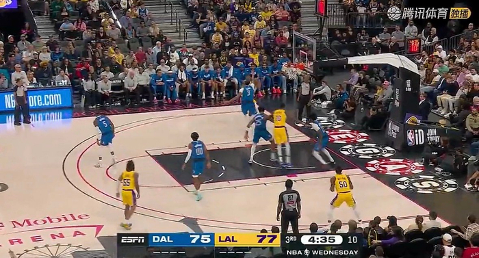 湖人独行侠对决变“画线秀”？四分线缺席，NBA裁判这是演在哪儿？