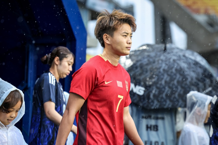 亚足联｜王霜再获提名！7年后重返年度榜单，三人竞争白热化