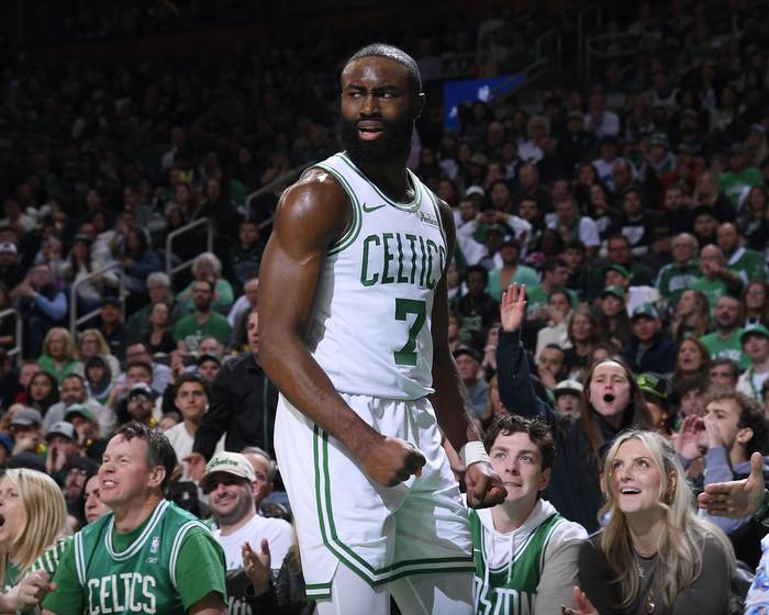 NBA｜凯尔特人110-108险胜猛龙，布朗左腿筋紧张引担忧