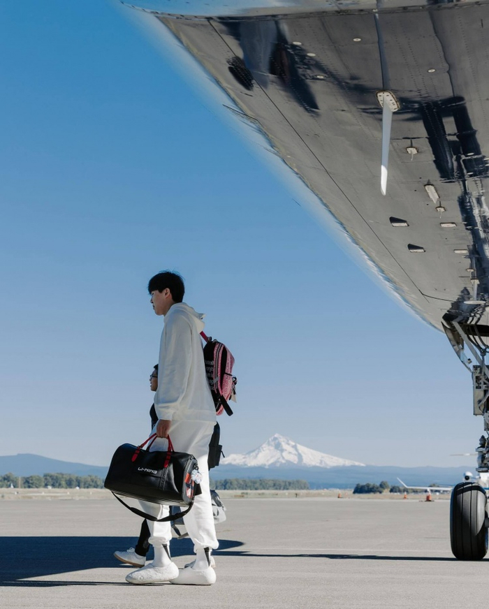 NBA｜1张登机照就能看态度？开拓者杨瀚森背粉包赴爵士赛前亮相