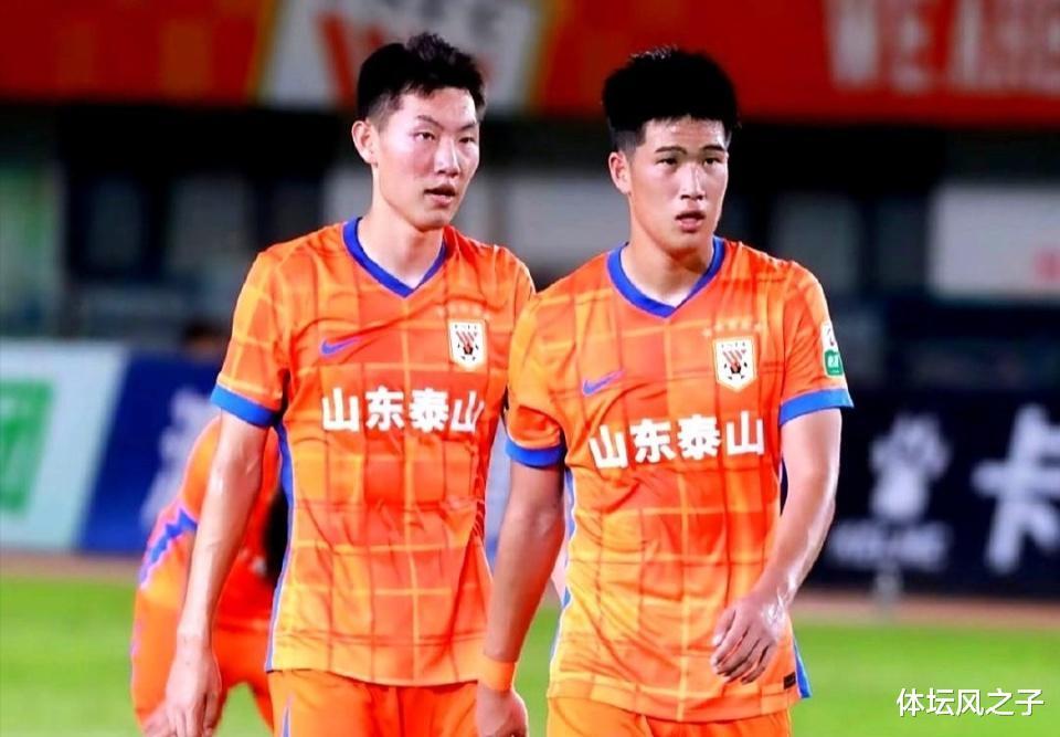 中超｜泰山中卫三人争位，09后李钧鹏崛起成焦点