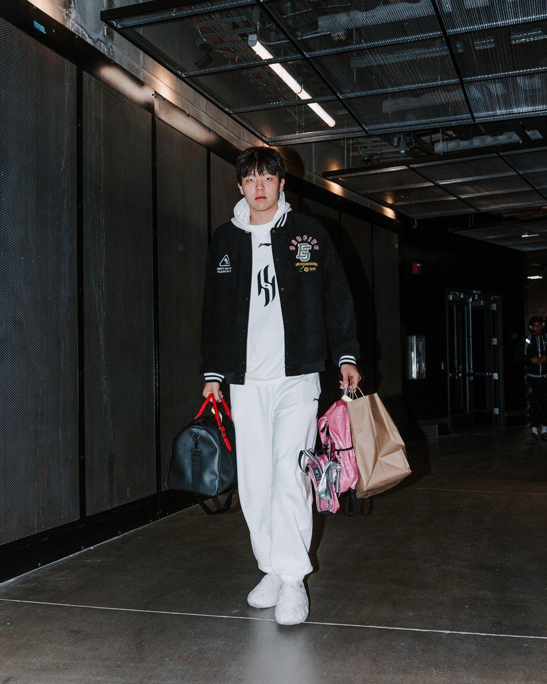 NBA开拓者杨瀚森20分钟拿9分，粉色书包也能刷出话题