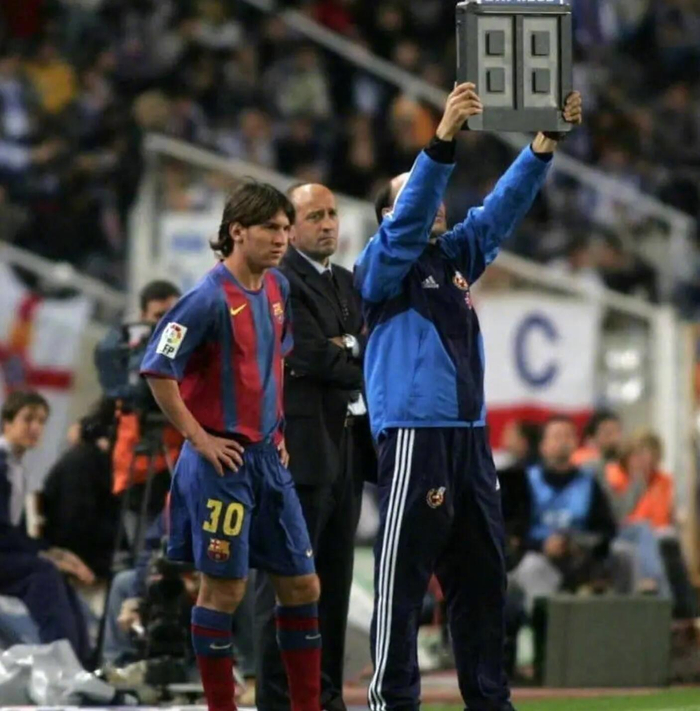 西甲｜巴萨21年纪念，梅西首秀82分钟替补照刷屏感慨