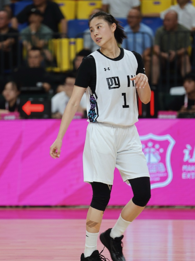 全锦赛｜四川93-55碾压武汉，王思雨30岁生日夜拿19分震动全场