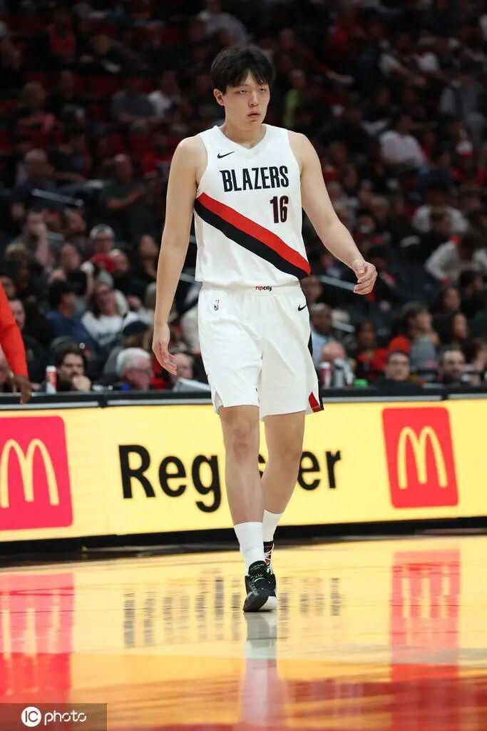 NBA｜季前赛4场起伏！杨瀚森3分6犯暴露3大问题