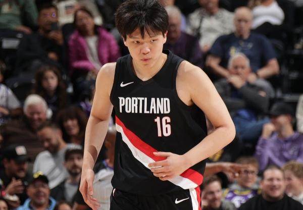 NBA｜季前赛尴尬一幕：杨瀚森15分钟仅3分，6次犯规被罚出场敲响警钟