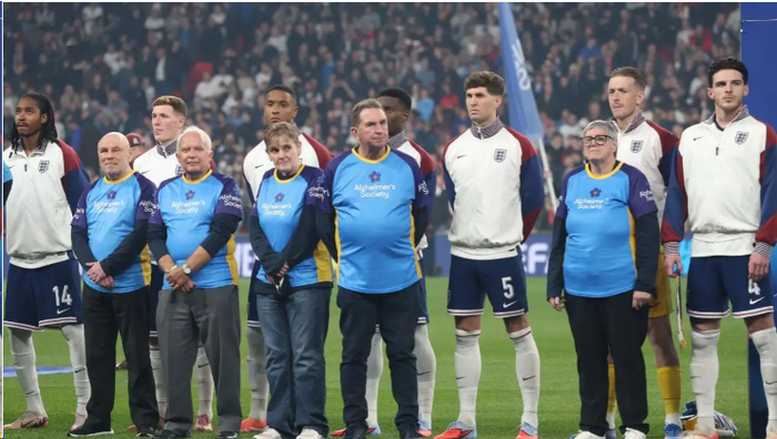 英超｜英格兰3-0威尔士的温布利尴尬：两名患痴呆吉祥物被“留下”引争议