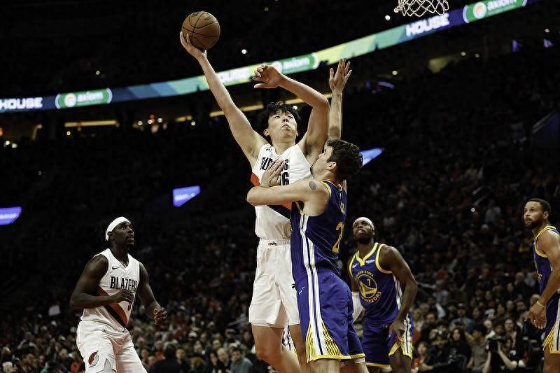 NBA内线杨瀚森4场季前赛：40%三分也有0篮板，我看他能不能扛起开拓者