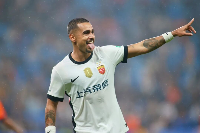 中超｜上海海港4-3险胜青岛海牛，莱昂纳多近4轮8球
