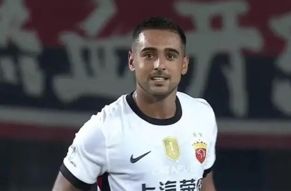 中超联赛｜海港4-3险胜青岛，莱昂纳多·罗德里格斯·佩雷拉梅开二度，金靴悬念升温