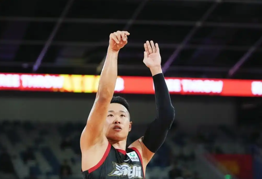 CBA广东93-49大胜！贺希宁14分暴走，我看到3个隐忧