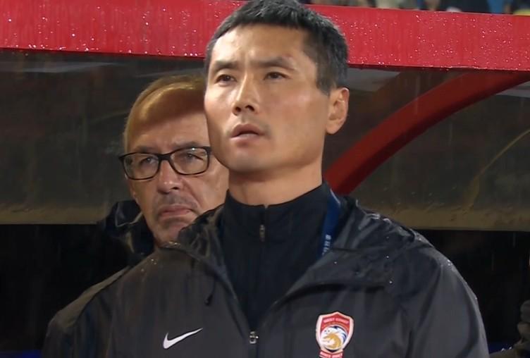 中超｜9人鏖战仍失利！青岛1-2不敌上海申花队，邵佳一一句话点燃球场争议