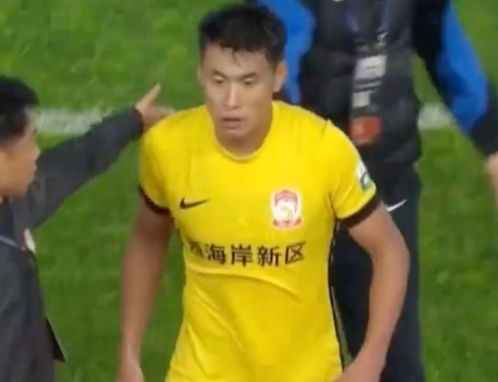 中超张呈栋36岁红牌风波，25次出场把上海申花推上风口