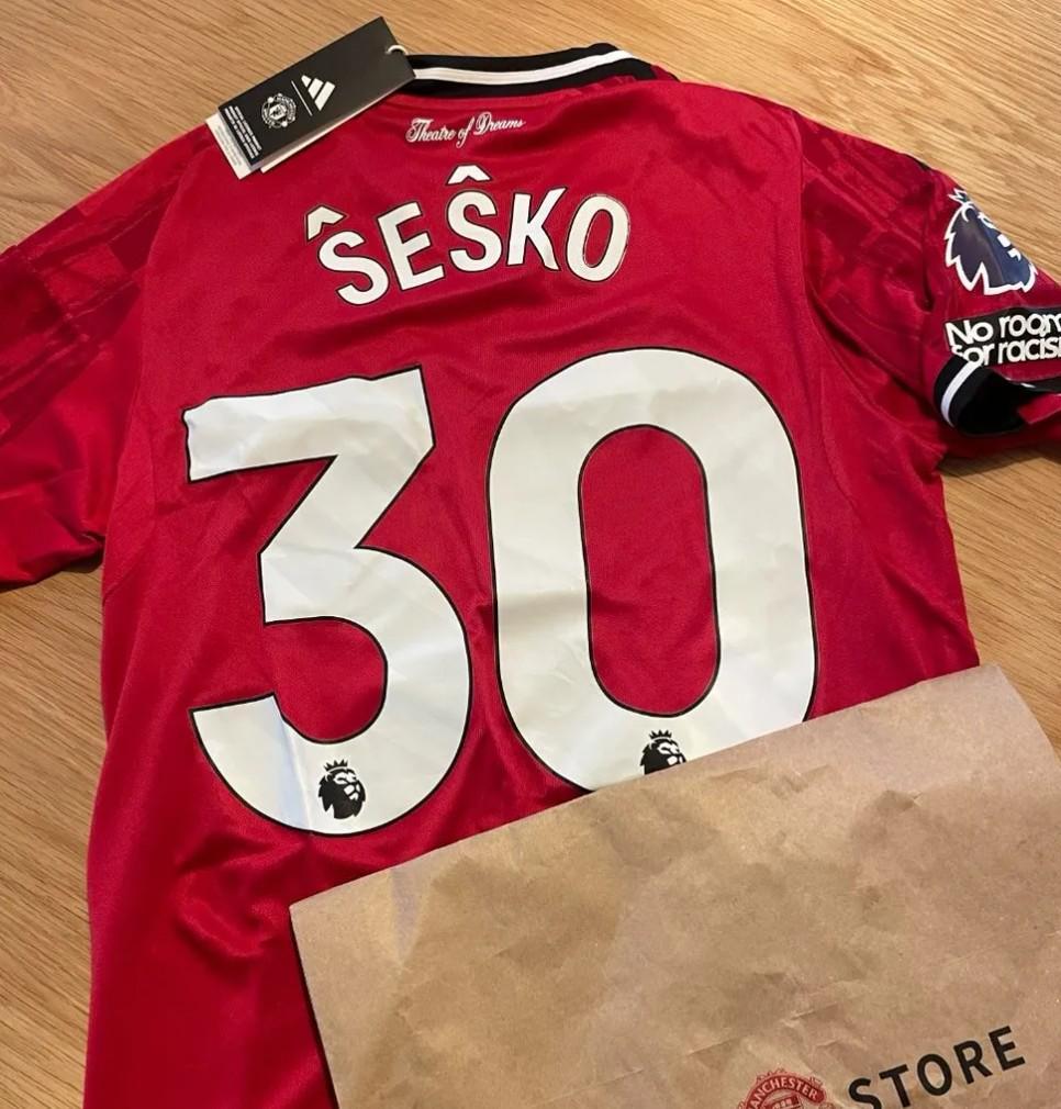 英超曼联：谢什科亲寄1件签名款，球迷换错号成暖心梗