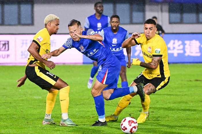 青岛市中超｜上海申花2-1逆转，张呈栋染红成导火索