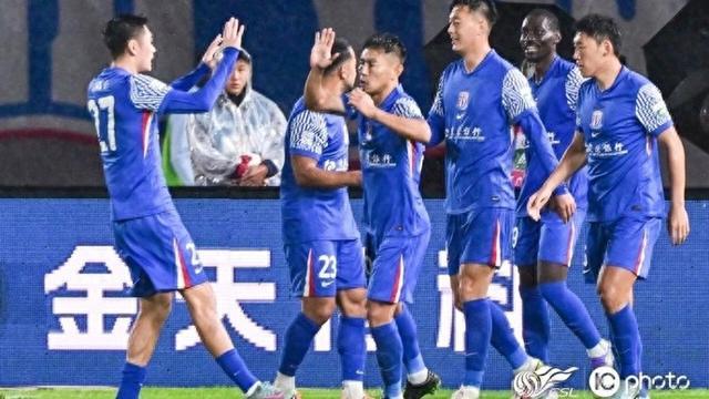 中超｜申花2-1逆转9人青岛，吴曦7球撑起争冠希望