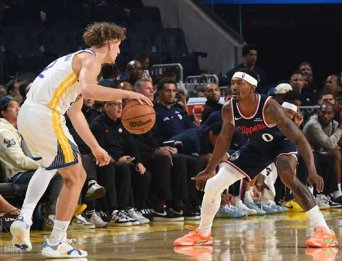 NBA|比尔首秀14分38秒拿12分,快船季前赛亮相引发合同争议与期待