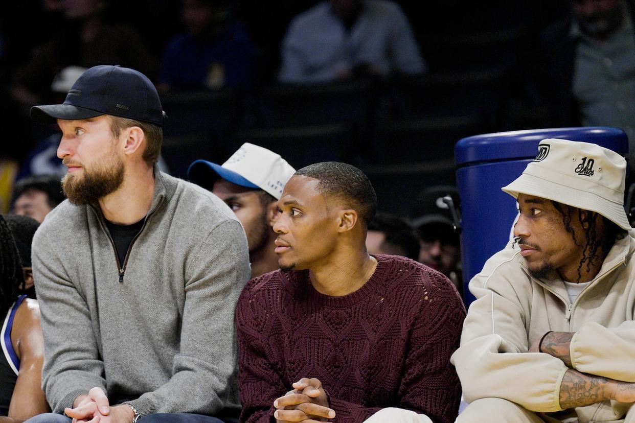 威少坐替补席成焦点，NBA季前赛117-116国王险胜