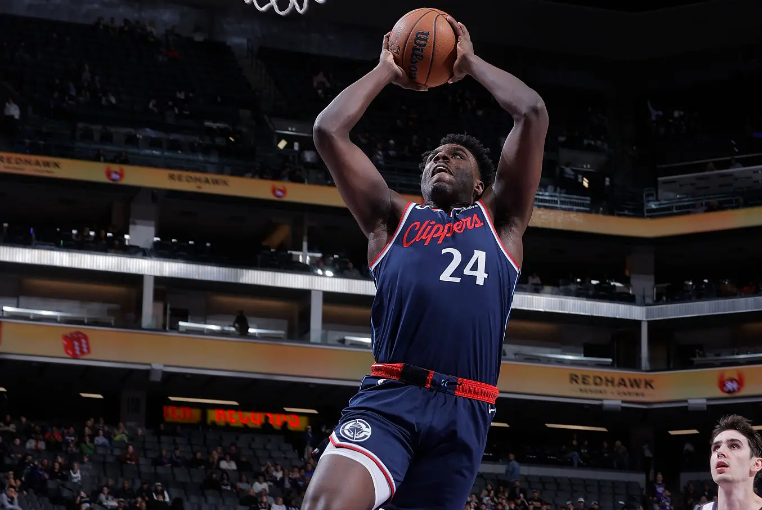 NBA季前赛快船险胜勇士，科比-布朗表现成笑柄，三年级球员打成摆设