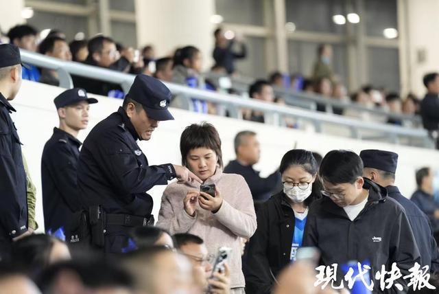 苏超｜61565人到场！南京奥体中心见证点球惜败，安保动员近千警力护航