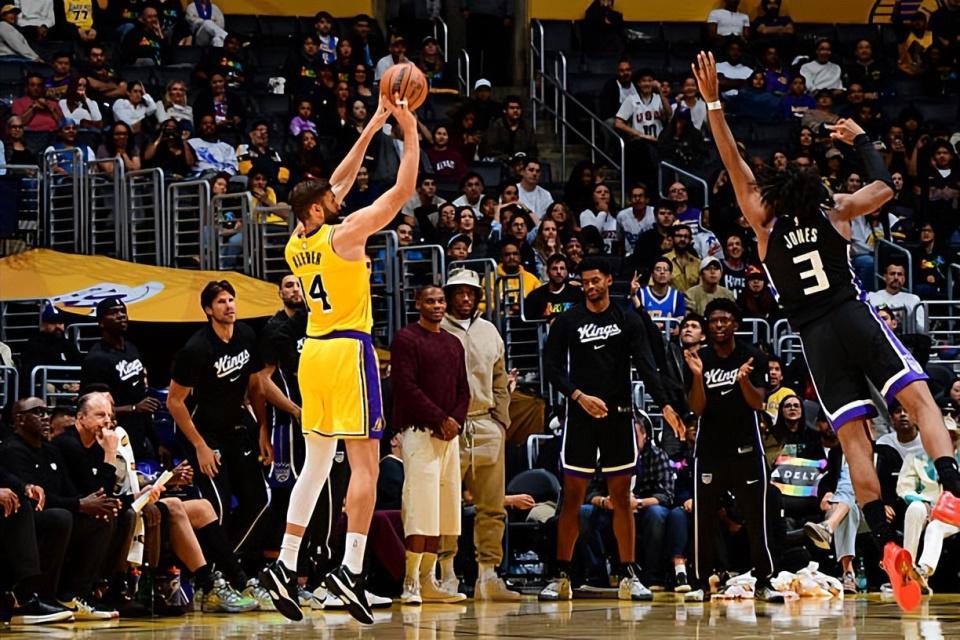 NBA｜湖人季前赛1胜5负尴尬：117-116被国王绝杀，我看克勒贝尔复出像摆设