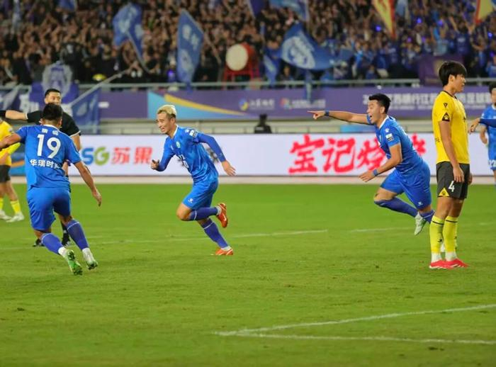 苏超|南京1:1点球惜败出局,泰州第9轮绝杀,61565人见证风云